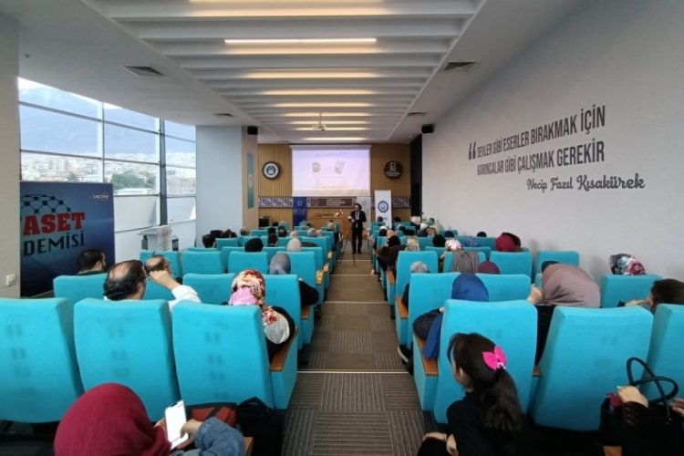 Bursa'da 'Muallim Kitap Meclisi' etkinliğinin d&ouml;rd&uuml;nc&uuml;s&uuml;, yazar Said Ercan'ın katılımıyla yapıldı