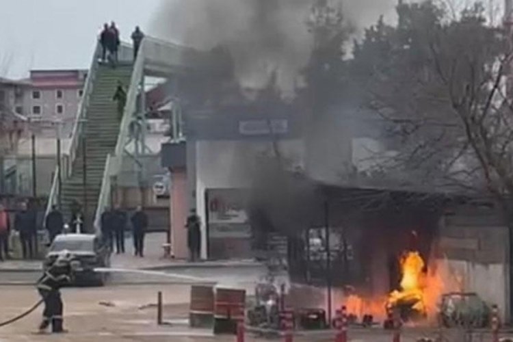 Gaziantep'de sobaya d&ouml;k&uuml;len benzin tamirhaneyi k&uuml;le &ccedil;evirdi! 2 kişi yaralandı