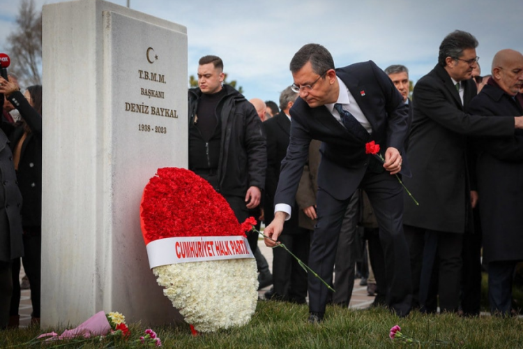CHP Genel Başkanı &Ouml;zg&uuml;r &Ouml;zel, Deniz Baykal'ı andı