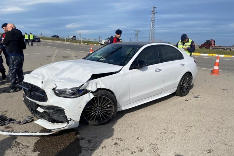 İstanbul'da 2 otomobilin &ccedil;arpıştığı kazada 3 kişi yaralandı