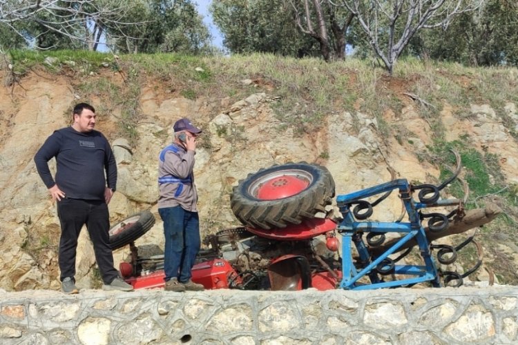 &Ccedil;anakkale'de tarlasını s&uuml;rerken trakt&ouml;r devrildi!