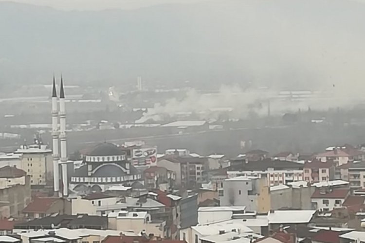 Bursa'da g&uuml;n boyu y&uuml;kselen yoğun dumanlar panik yarattı!