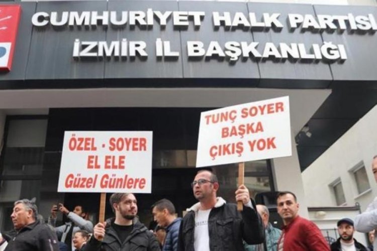 Tun&ccedil; Soyer destek&ccedil;ilerinden CHP İzmir İl Başkanlığı &ouml;n&uuml;nde protesto!