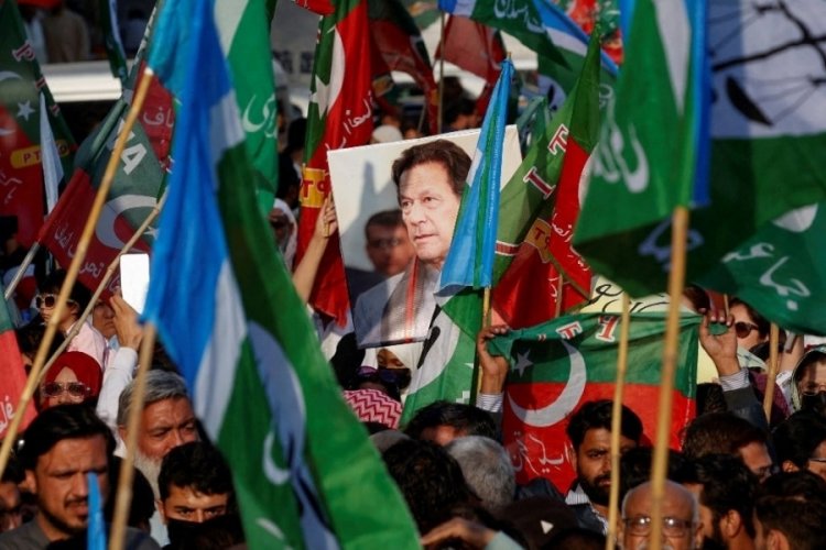 Pakistan'da se&ccedil;imleri, tutuklu eski Başbakan Han destekli bağımsızlar kazandı