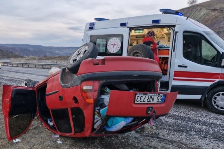&Ccedil;orum'da otomobil tarlaya u&ccedil;tu! 2'si &ccedil;ocuk 3 yaralı