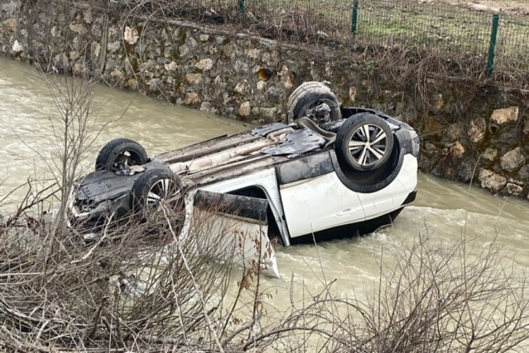 Bolu'da yoldan &ccedil;ıkan ara&ccedil; dereye u&ccedil;tu: Boğulmak &uuml;zereyken kurtarıldılar