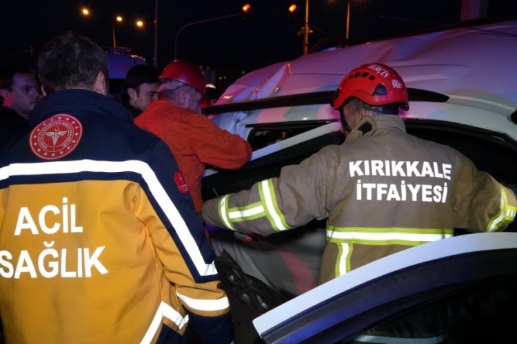 Kırıkkale'de tır, &ouml;n&uuml;nde seyreden hafif ticari araca &ccedil;arptı! 3 yaralı