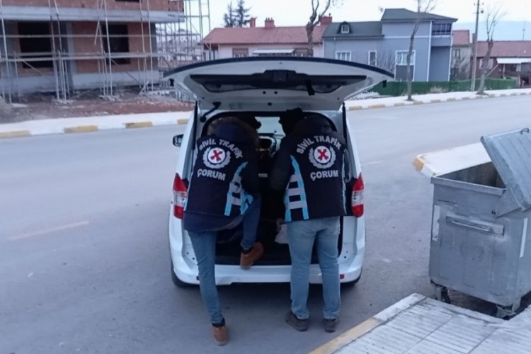 &Ccedil;orum'da şok uygulamada durdurulan ara&ccedil;ta av t&uuml;feği ve tabanca ele ge&ccedil;irildi