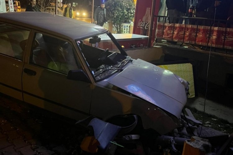Burdur'da otomobil bah&ccedil;e duvarına &ccedil;arptı