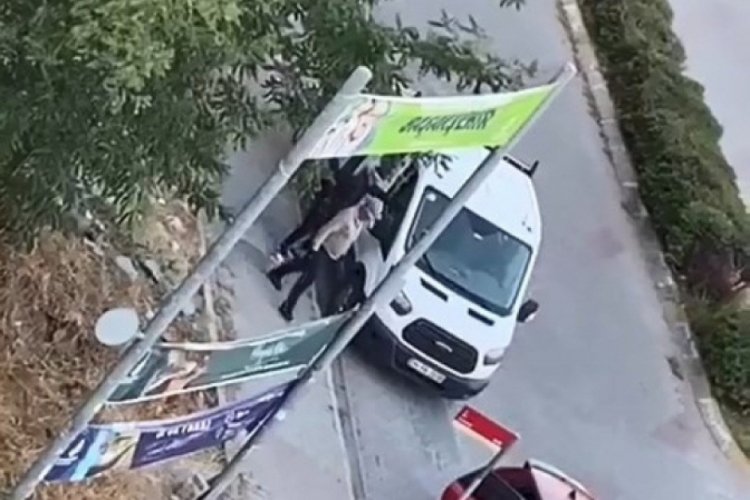 İstanbul Başakşehir'de park halindeki kamyonetten hırsızlık g&ouml;r&uuml;nt&uuml;lendi