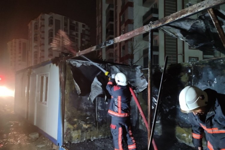 Malatya'da konteynerde &ccedil;ıkan yangın kontrol altına alınarak s&ouml;nd&uuml;r&uuml;ld&uuml;