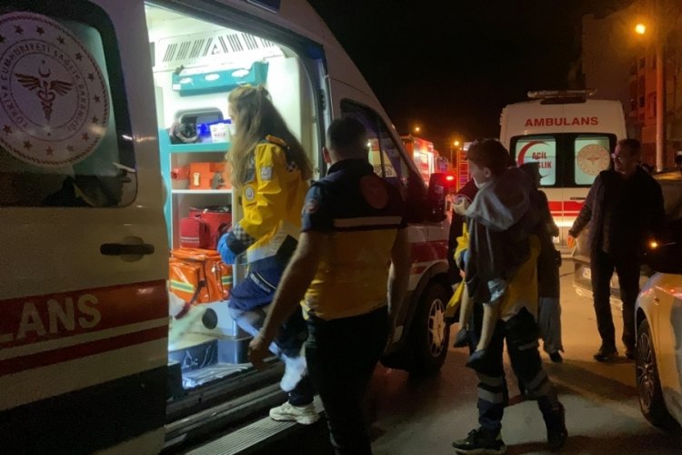 Kocaeli'de dairenin mutfak kısmı alevlere teslim oldu!  2'si &ccedil;ocuk 5 kişi hastaneye kaldırıldı