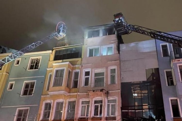İstanbul'da ahşap binada başlayan yangın yanındaki binaya sı&ccedil;radı