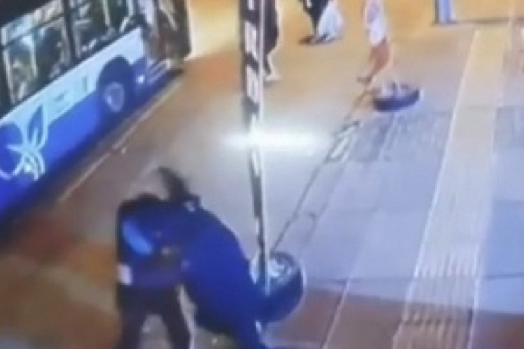 Ankara'da bir kişi otob&uuml;sten indikten sonra tartıştığı şahıs tarafından bı&ccedil;aklandı