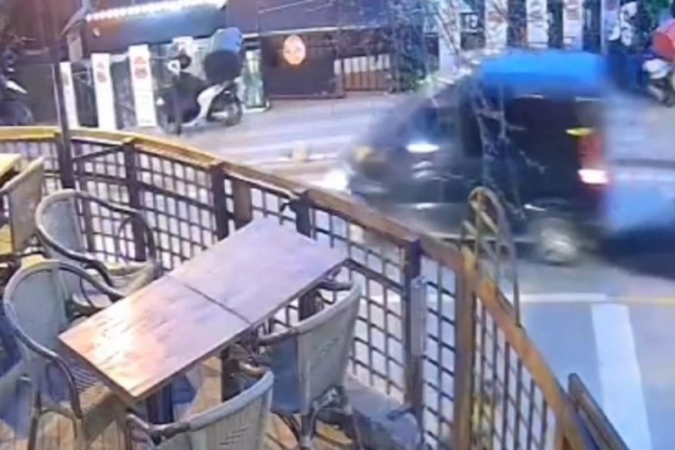 İstanbul'da hafif ticari aracın restorana girdiği anlar kamerada