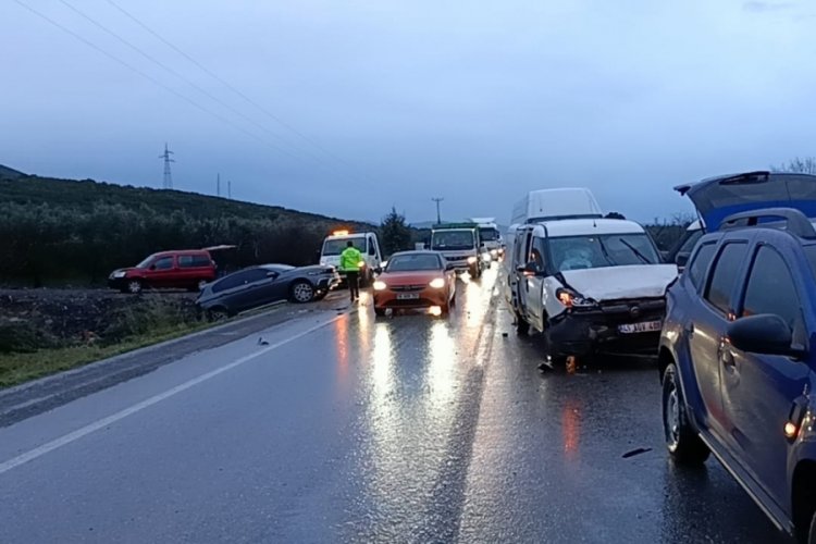 Bursa'da zincirleme kazada 2 polis yaralandı!