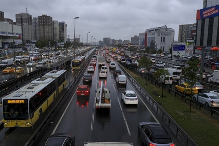 İstanbul trafiğinde yağış etkisi: Yoğunluk y&uuml;zde 81'e &ccedil;ıktı