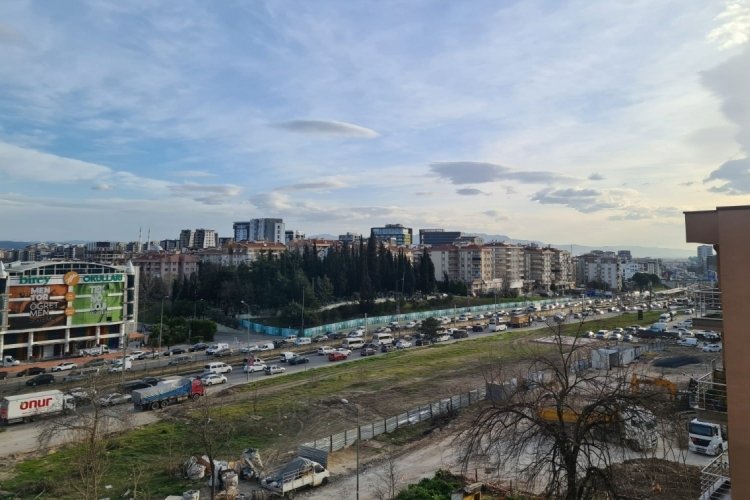 Bursa'da haftanın ilk iş g&uuml;n&uuml; trafik kitlendi