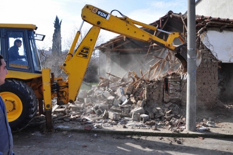 Bursa Karacabey'de metruk binalara k&ouml;kl&uuml; &ccedil;&ouml;z&uuml;m
