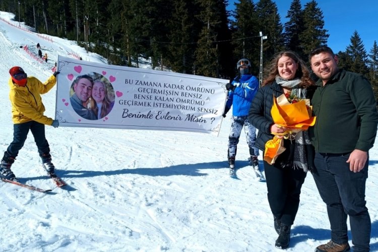 2 Bin 200 rakımda karlar &uuml;st&uuml;nde evlilik teklifi