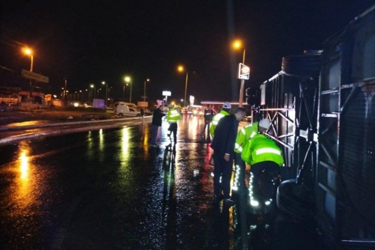 Balıkesir'de d&ouml;ner kavşağa hızlı giren otob&uuml;s devrildi