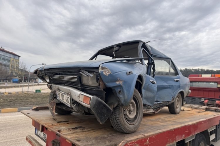 İş&ccedil;i servisi ile otomobil &ccedil;arpıştı: 6 yaralı
