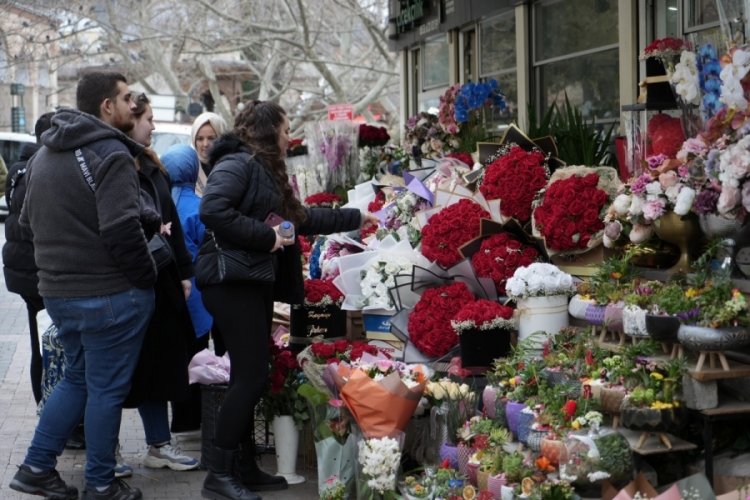 Bursa'da Sevgililer G&uuml;n&uuml;'nde &ccedil;i&ccedil;ek almak isteyenler 1000 lirayı g&ouml;zden &ccedil;ıkaracak