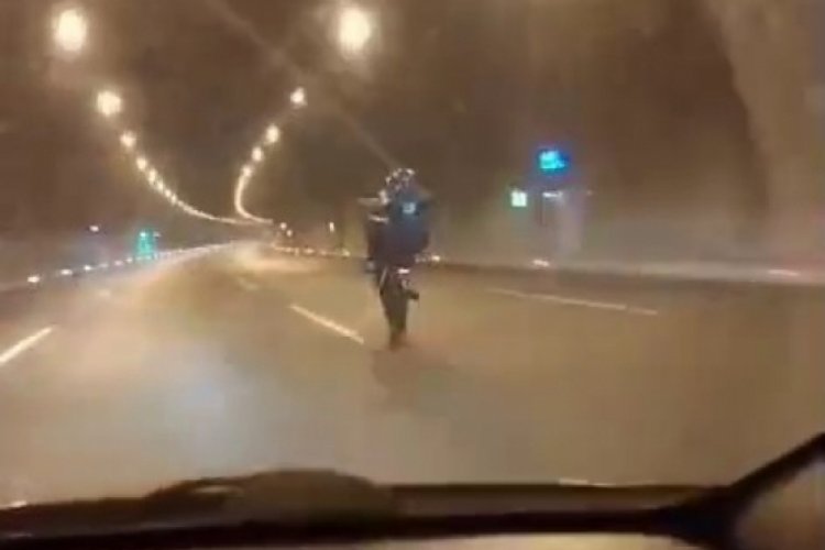 İstanbul'da plakasız motosiklet s&uuml;r&uuml;c&uuml;lerinin trafiği tehlikeye d&uuml;ş&uuml;rd&uuml;ğ&uuml; anlar kamerada