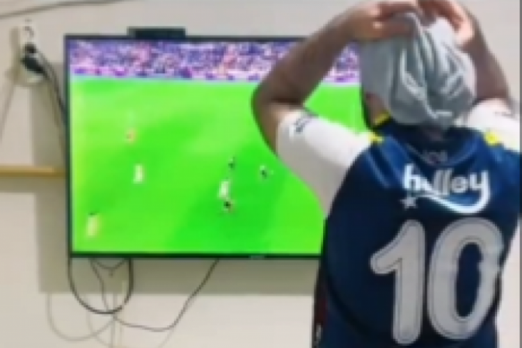 Fenerbah&ccedil;e taraftarı, Alanyaspor ma&ccedil;ını izlerken televizyonunu kırdı