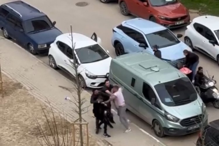 Bursa'da acımasızca kavga! Yumruk ve tekmeler havada u&ccedil;uştu