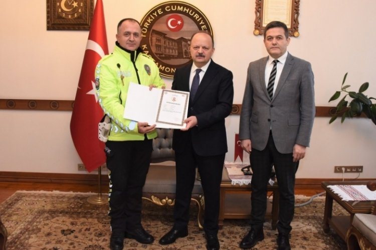 Kastamonu Valisi'nden kalp krizi ge&ccedil;iren vatandaşı hayata d&ouml;nd&uuml;ren polis memurlarına başarı belgesi