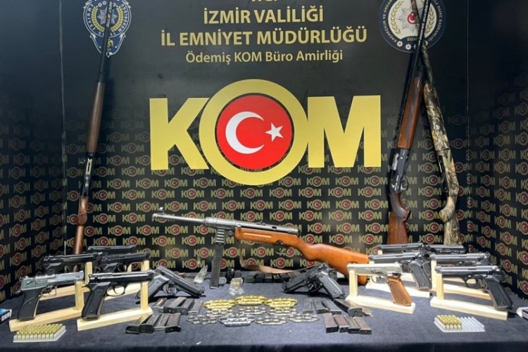 İzmir'de ruhsatsız silah operasyonunda 5 kişi g&ouml;zaltına alındı