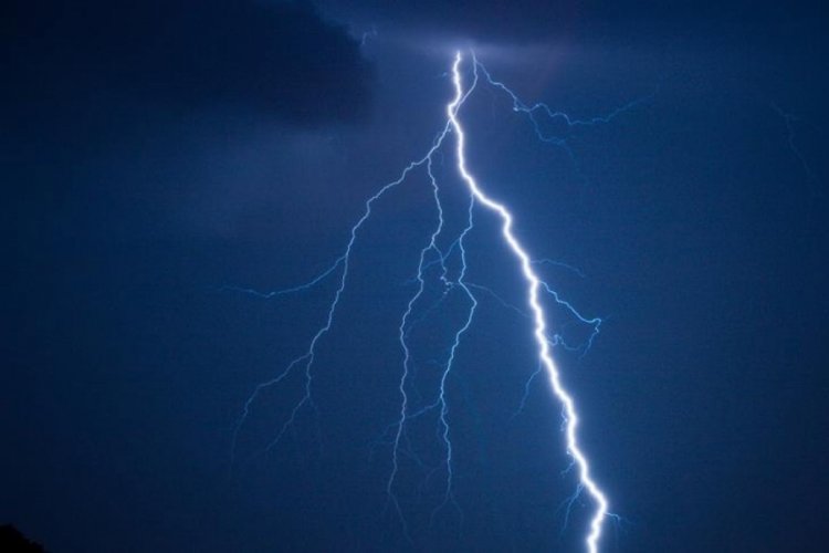 Tanzanya'da cenaze t&ouml;renine katılan 3 kişiye yıldırım &ccedil;arptı!