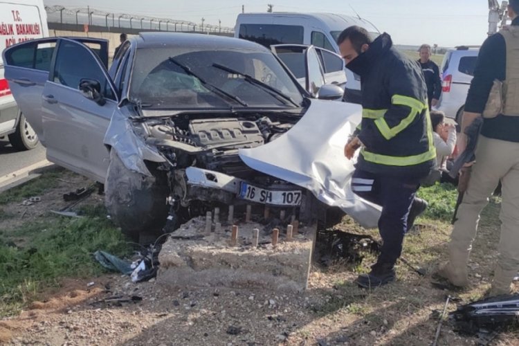 Mardin'de otomobil ile hafif ticari ara&ccedil; &ccedil;arpıştı: 6 kişi yaralandı