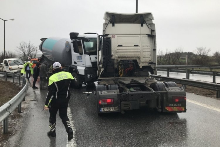 Ters y&ouml;ne giren tırla beton mikseri kafa kafaya &ccedil;arpıştı: 2 yaralı