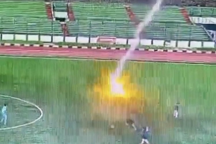 Endonezya'da sahaya yıldırım d&uuml;şt&uuml;! 1 futbolcu hayatını kaybetti