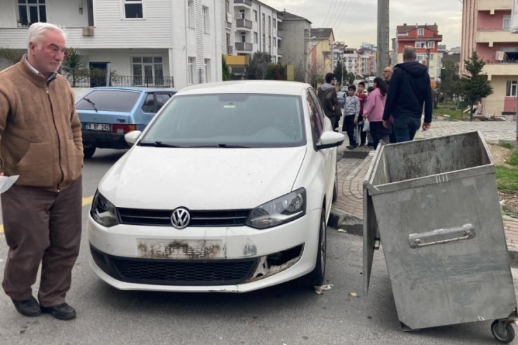 Otomobilin &ccedil;arptığı &ccedil;&ouml;p konteyneri, 5 kişiyi yaraladı