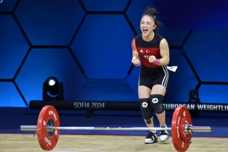 Milli halterci Cansu Bektaş, Avrupa Şampiyonası'nda altın madalya kazandı