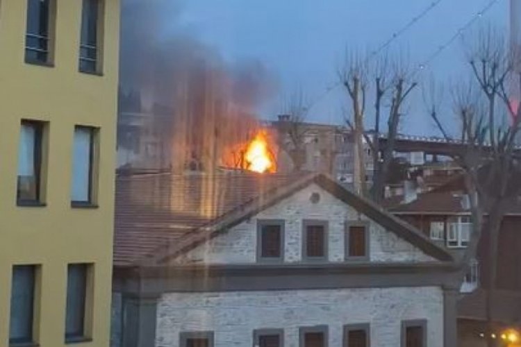 İstanbul'da ahşap binada yangın!