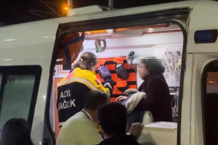 Bursa'da turistleri taşıyan otob&uuml;s yoldan &ccedil;ıkıp aydınlatma direğine &ccedil;arptı! 1'i ağır 10 yaralı