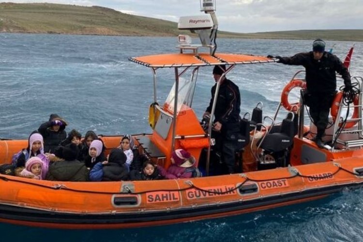 Balıkesir'de 27 d&uuml;zensiz g&ouml;&ccedil;men kurtarıldı