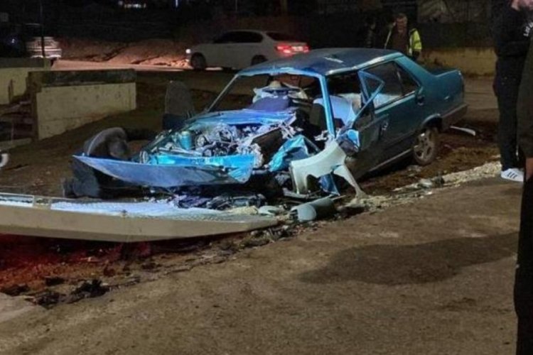 Kocaeli'de kafa kafaya &ccedil;arpışan iki otomobil hurdaya d&ouml;nd&uuml;