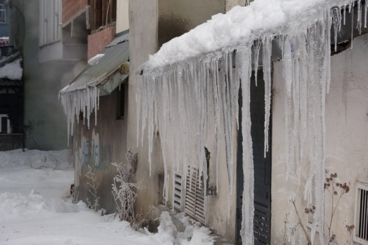 Ardahan'da soğuk hava: Ara&ccedil;lar &ccedil;alışmadı, buz sarkıtları oluştu