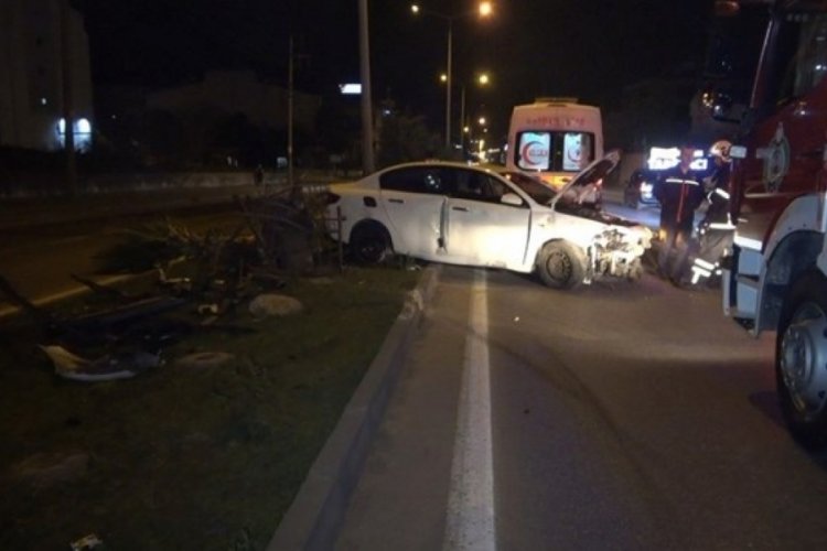 Samsun'da otomobil bariyerlere &ccedil;arptı