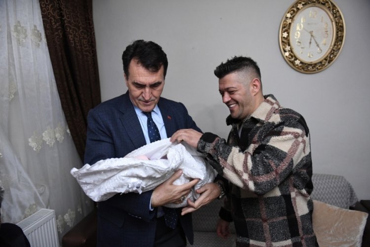 Bursa'da d&uuml;nyaya gelen 'Mihra' bebeğin kulağına ilk ezanı Başkan D&uuml;ndar okudu