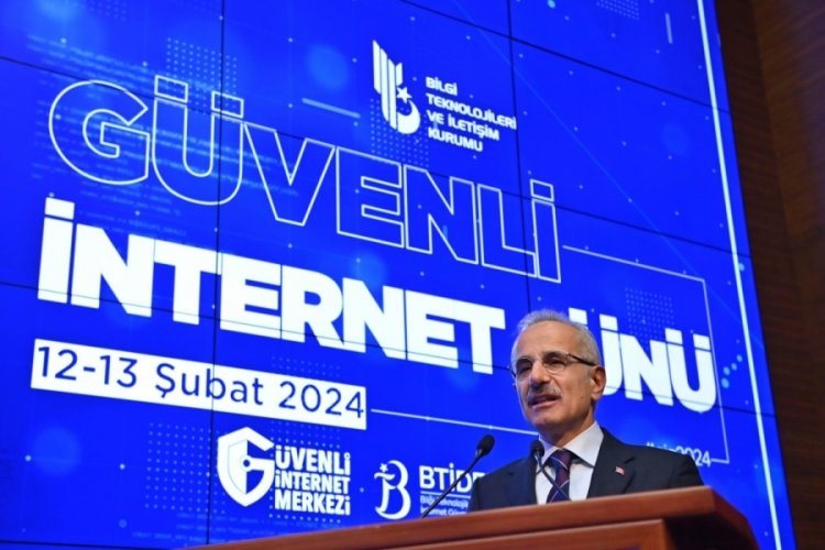 Bakan Uraloğlu: &Ccedil;ocuklarınızı internet d&uuml;nyasında yalnız bırakmayın