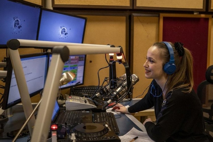 T&uuml;rkiye'de radyo yayınları 97 yıldır s&uuml;r&uuml;yor