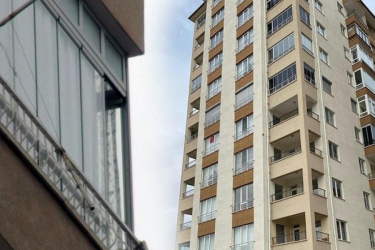 6'ncı kattaki dairenin balkonunda kahreden son