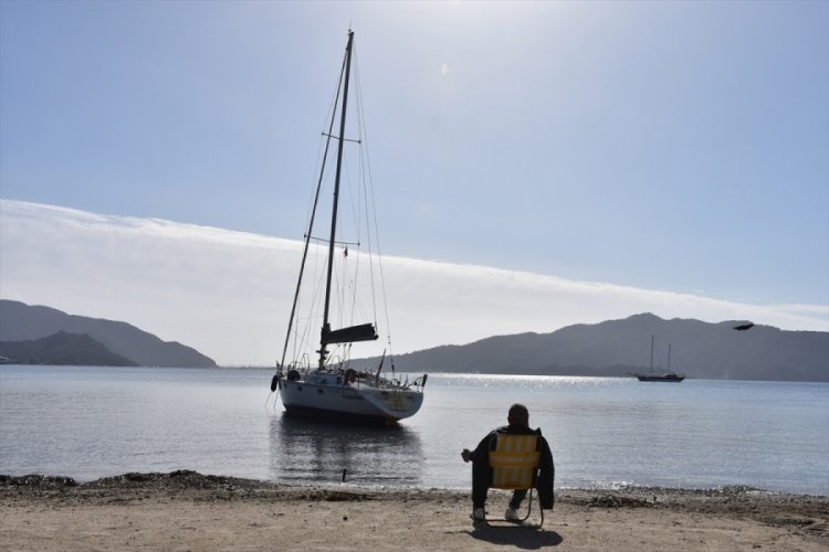 Muğla'da kuvvetli fırtına nedeniyle yelkenli tekne karaya oturdu