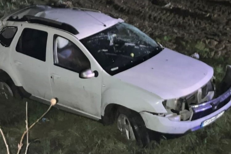 Bursa'da s&uuml;r&uuml;c&uuml; direksiyon hakimiyetini kaybetti! 2 &ouml;l&uuml; 1 yaralı